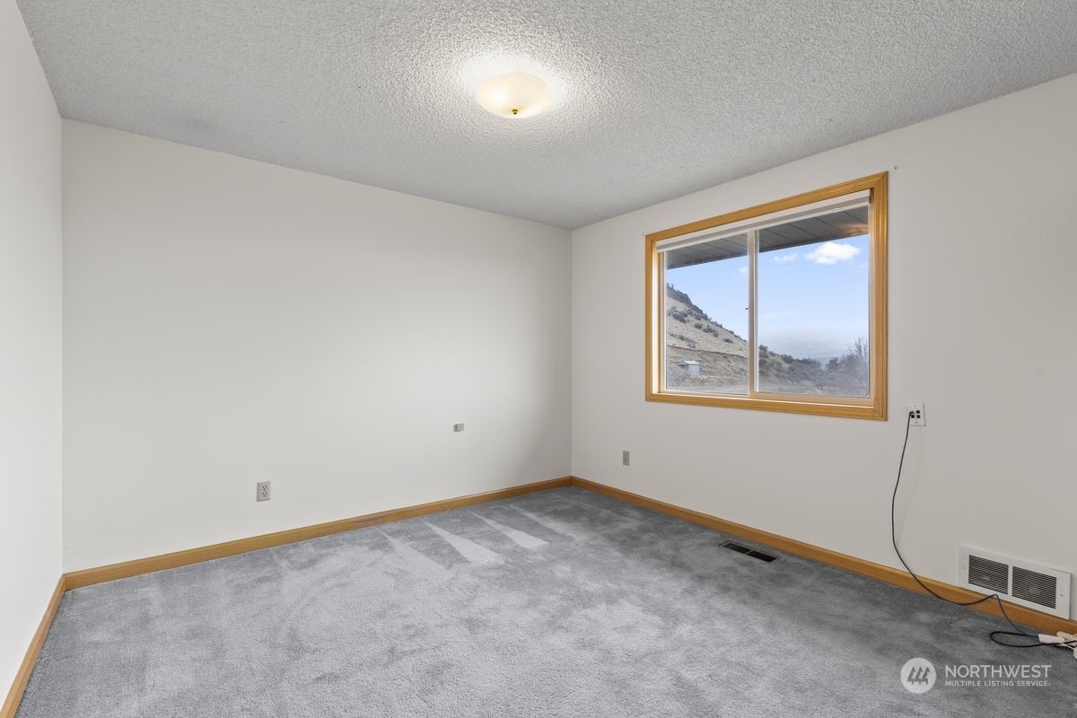 120 Echo Glen Place Yakima, WA 98908 - Photo 19 of 40 an empty room with windows
