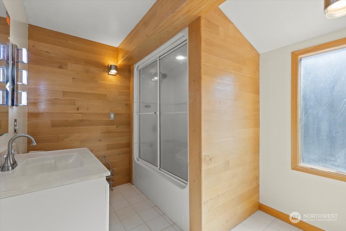 120 Echo Glen Place Yakima, WA 98908 - Photo 24 of 40 a bathroom with a sink and a mirror