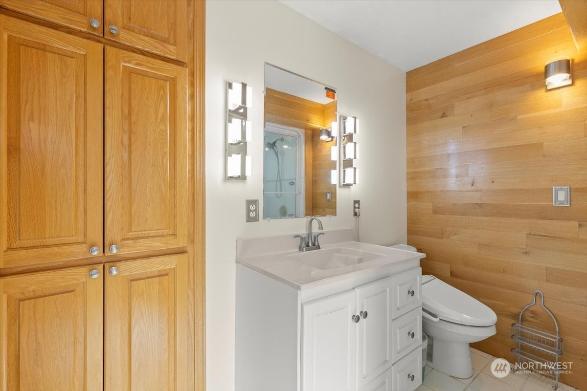 120 Echo Glen Place Yakima, WA 98908 - Photo 25 of 40 a bathroom with a sink a toilet and shower