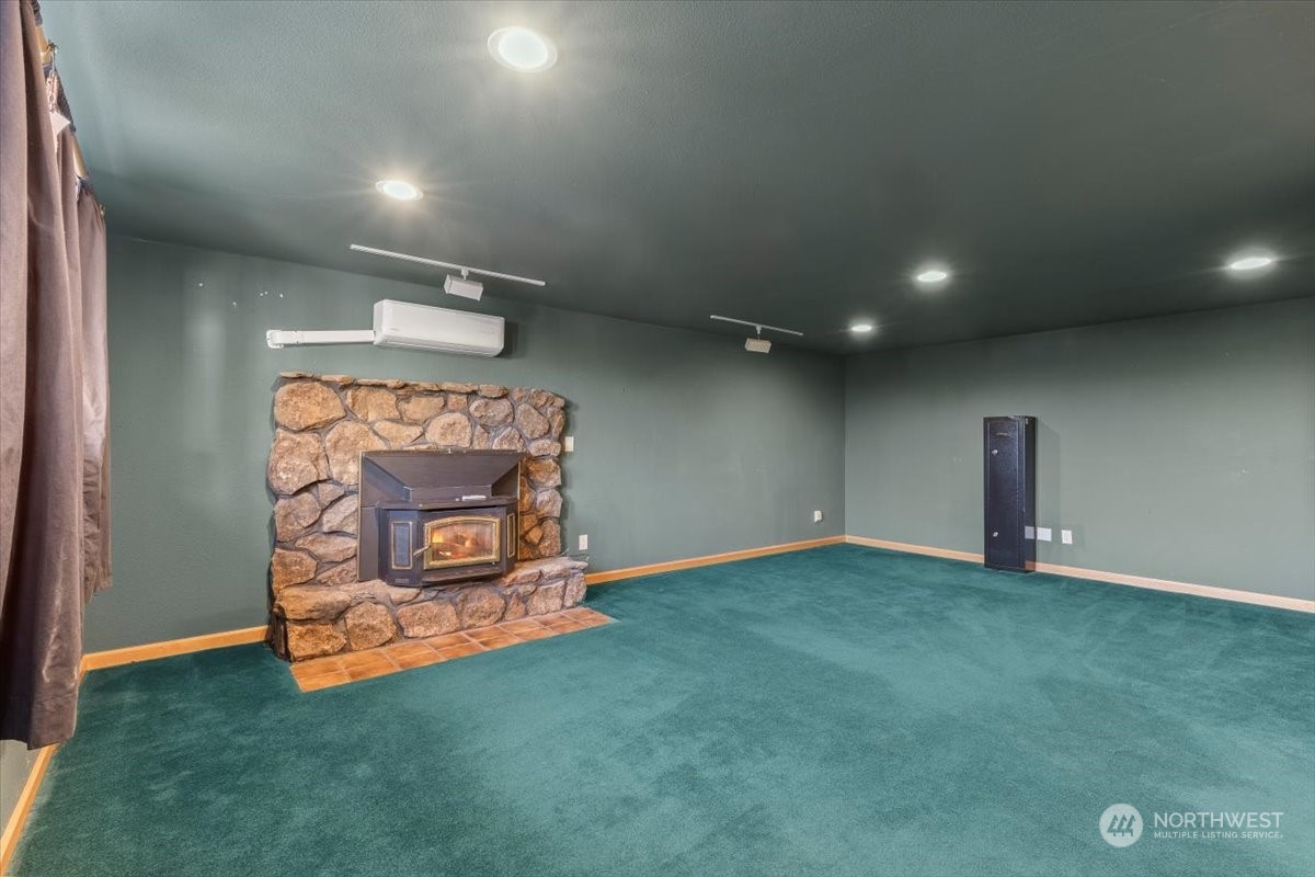 120 Echo Glen Place Yakima, WA 98908 - Photo 28 of 40 an empty room with a fireplace
