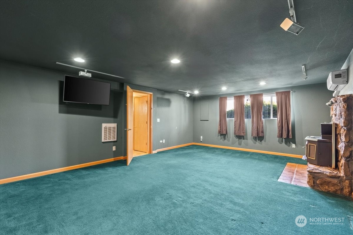 120 Echo Glen Place Yakima, WA 98908 - Photo 29 of 40 a view of empty room with wooden floor