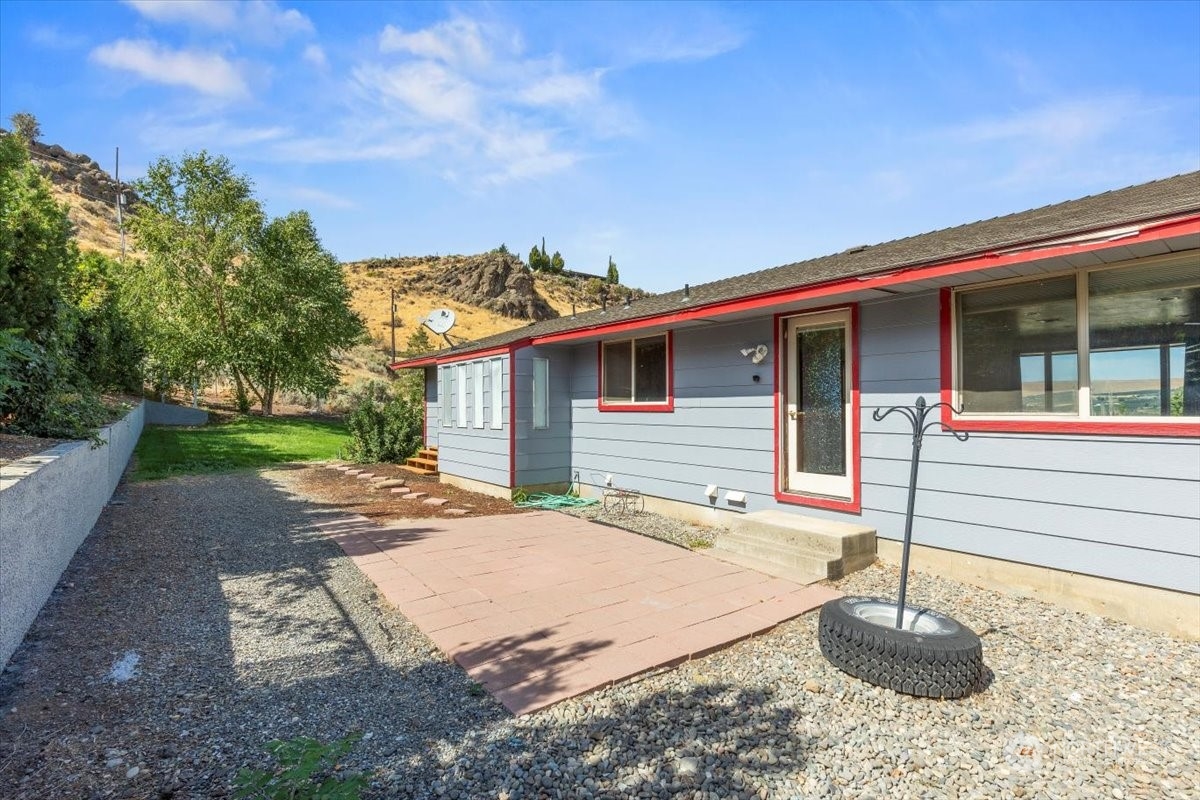 120 Echo Glen Place Yakima, WA 98908 - Photo 32 of 40 a front view of a house with a yard