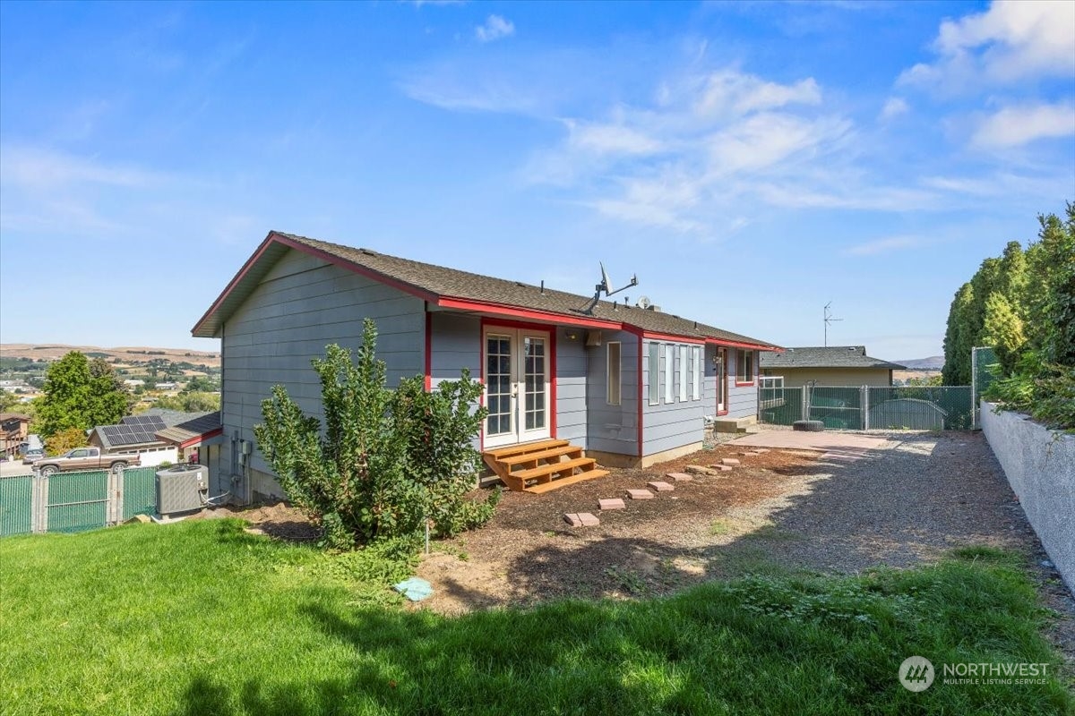120 Echo Glen Place Yakima, WA 98908 - Photo 33 of 40 a front view of a house with a garden