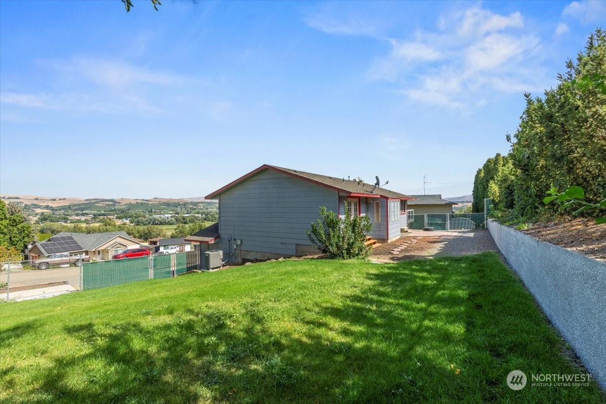 120 Echo Glen Place Yakima, WA 98908 - Photo 34 of 40 a view of a garden with a building in the background