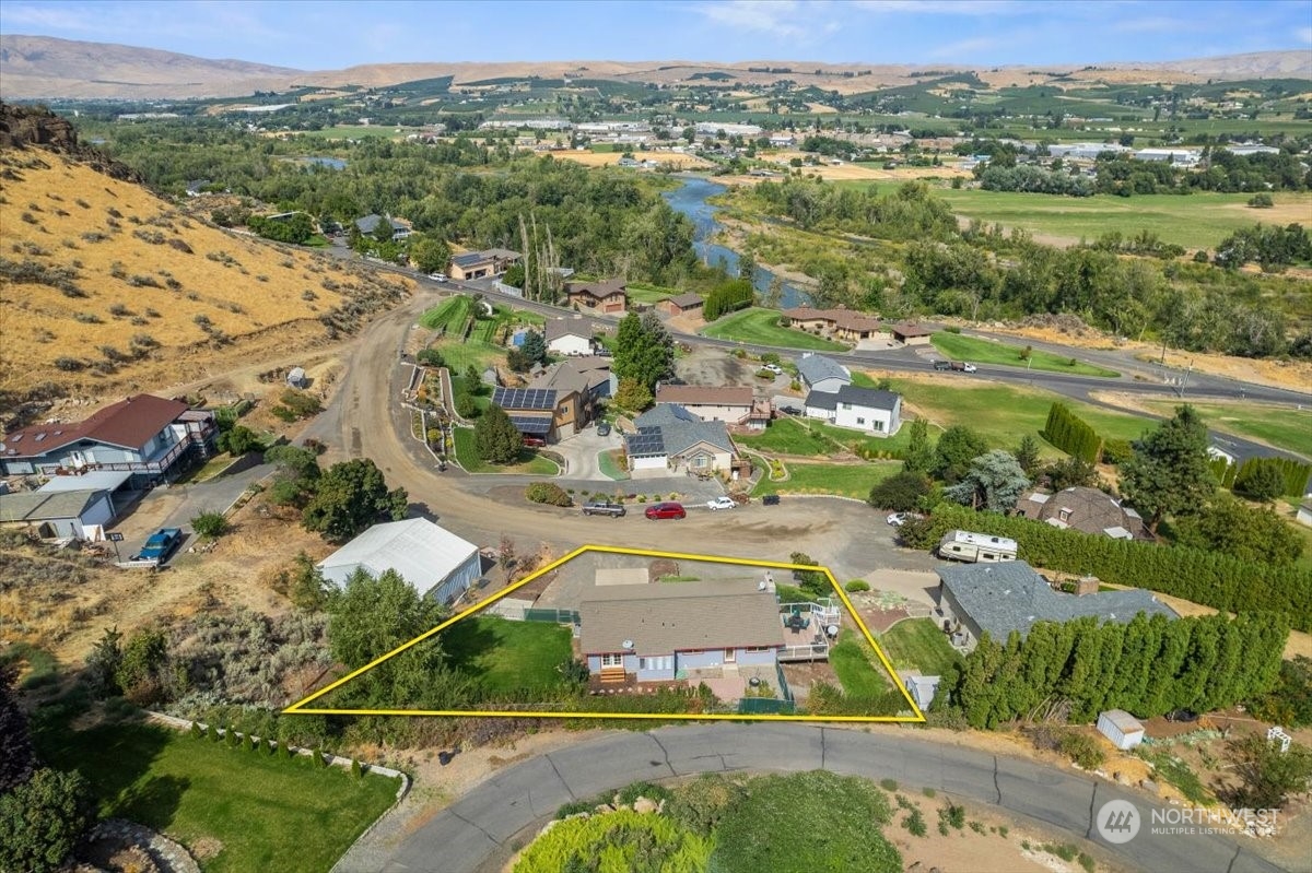 120 Echo Glen Place Yakima, WA 98908 - Photo 35 of 40 an aerial view of residential houses with outdoor space