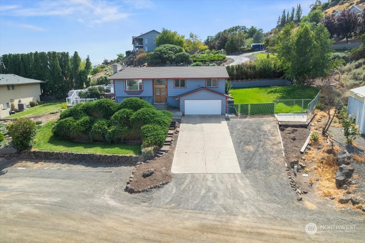 120 Echo Glen Place Yakima, WA 98908 - Photo 37 of 40 a view of a backyard with a garden and plants