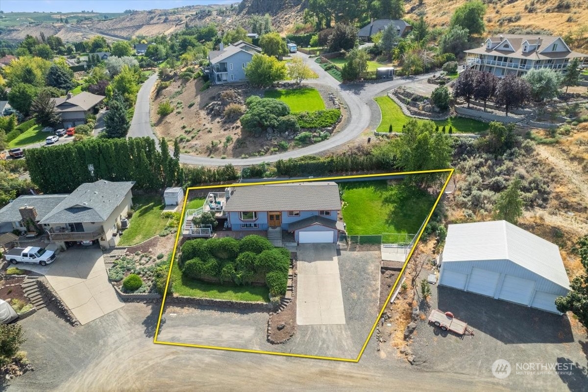 120 Echo Glen Place Yakima, WA 98908 - Photo 38 of 40 an aerial view of a house with a garden and lake view