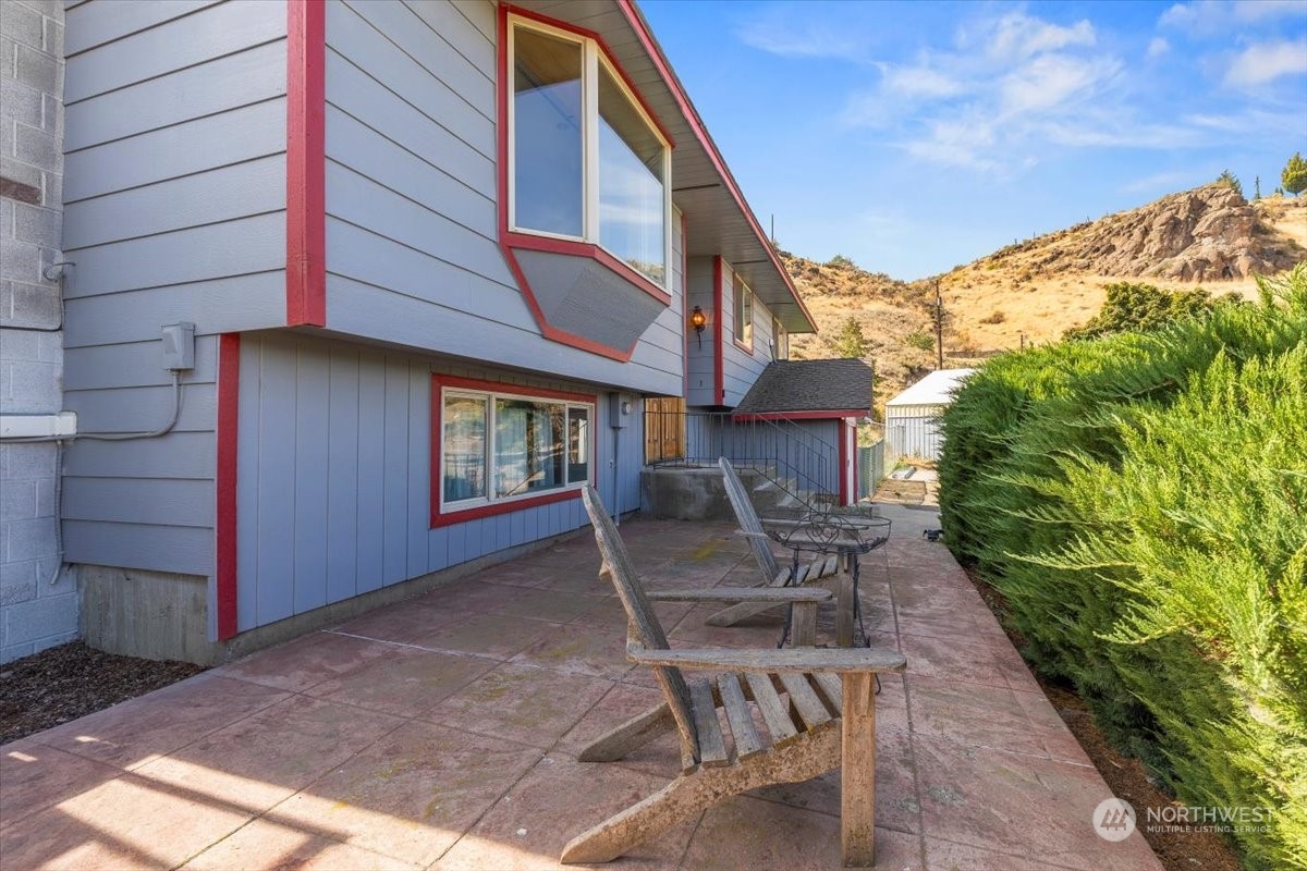 120 Echo Glen Place Yakima, WA 98908 - Photo 4 of 40 a view of a patio with a table and chairs and potted plants