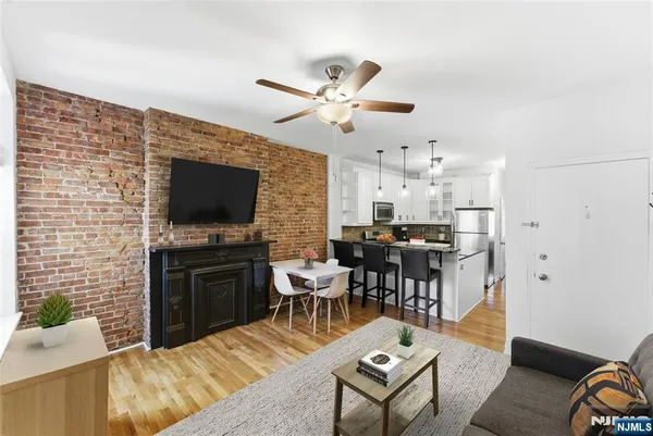 $649,900 | 211 14th Street, Unit 3R, Hoboken, NJ 07030