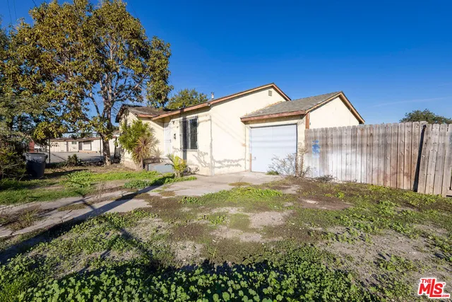 a view of a house with backyard and porch