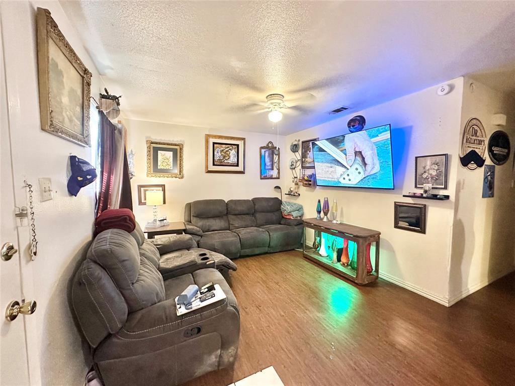 915 North 7th Street Sanger, TX 76266 - Photo 2 of 14