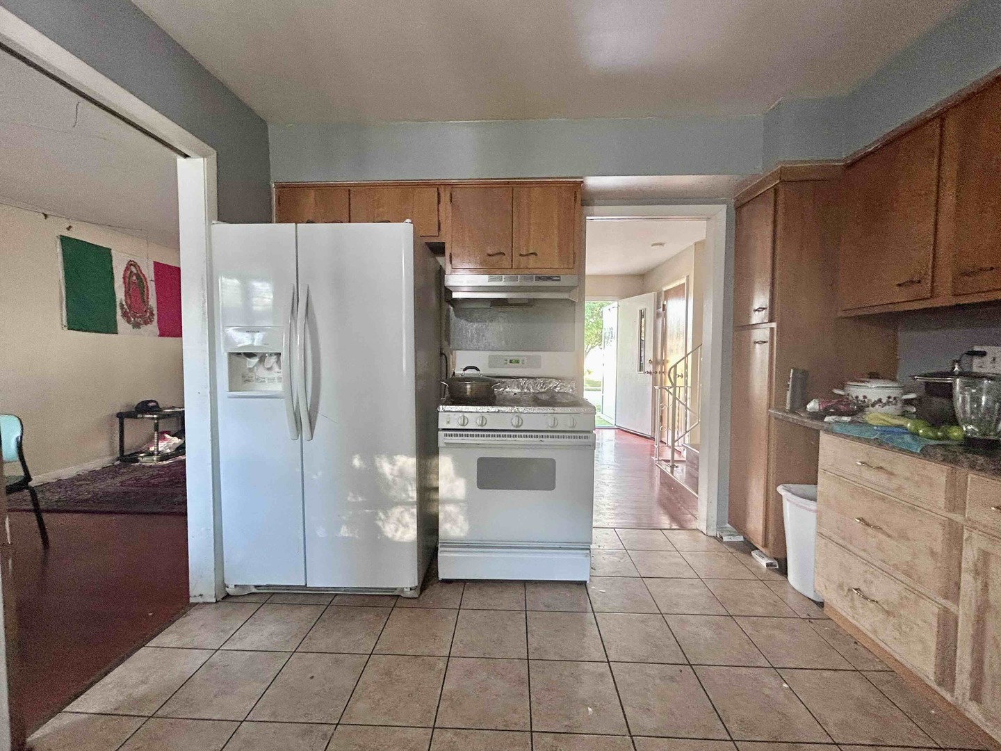 10 Adams Drive Addison, IL 60101 - Photo 4 of 12 a kitchen with granite countertop a refrigerator and a stove top oven