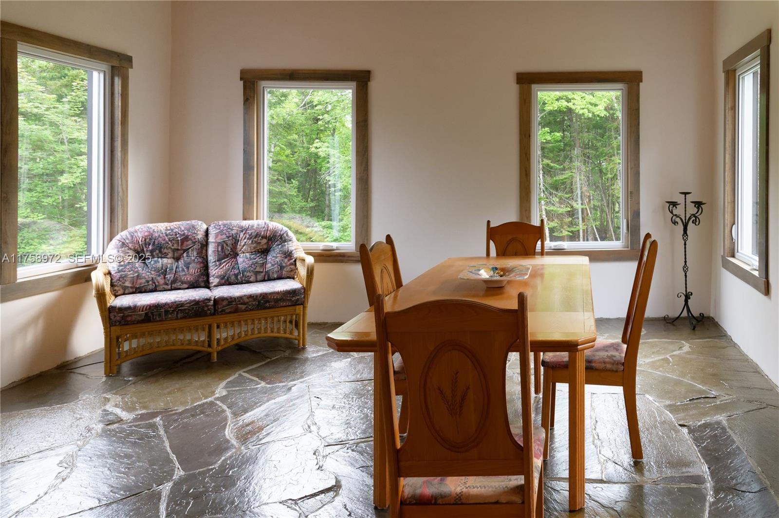 1150 10e Rang undefined, QC J0K 1Z0 - Photo 12 of 42 a living room with furniture and a window