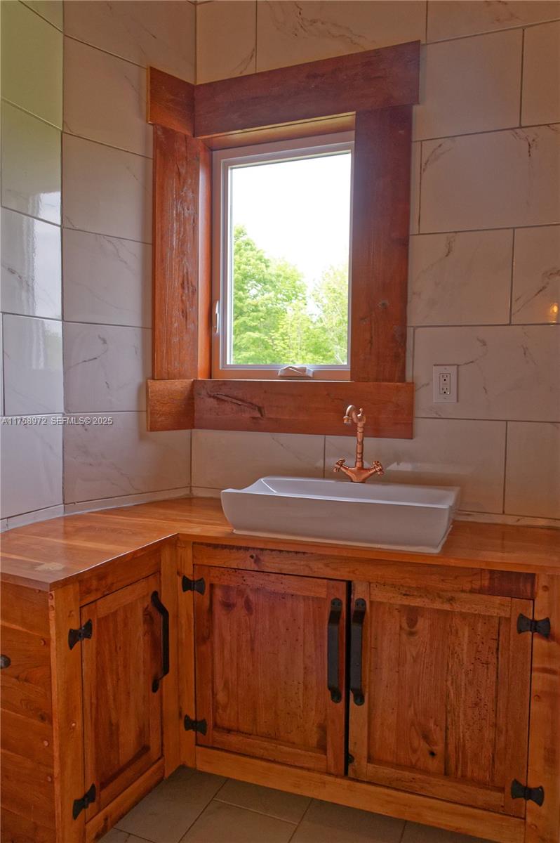 1150 10e Rang undefined, QC J0K 1Z0 - Photo 14 of 42 a bathroom with a sink and a window