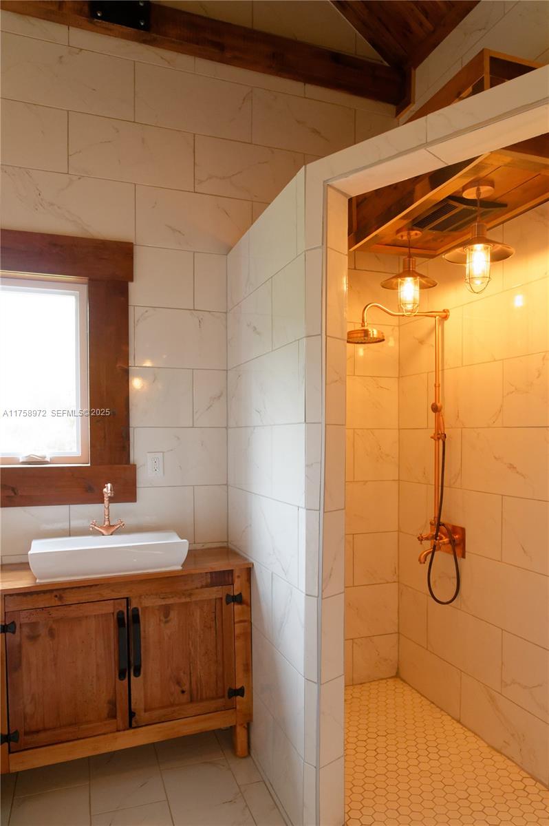 1150 10e Rang undefined, QC J0K 1Z0 - Photo 18 of 42 a bathroom with a sink and shower