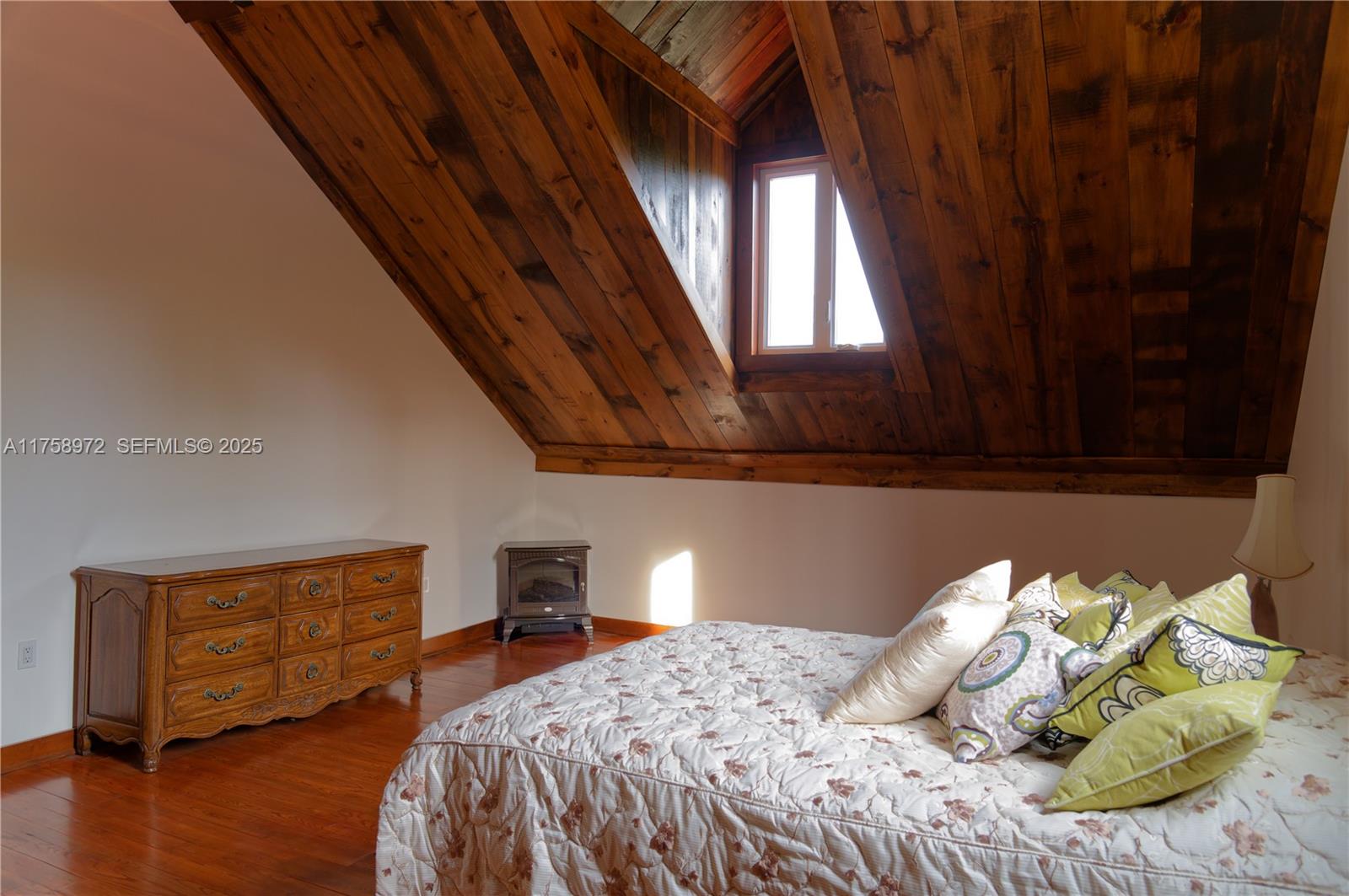 1150 10e Rang undefined, QC J0K 1Z0 - Photo 19 of 42 a bedroom with a bed and wooden floor
