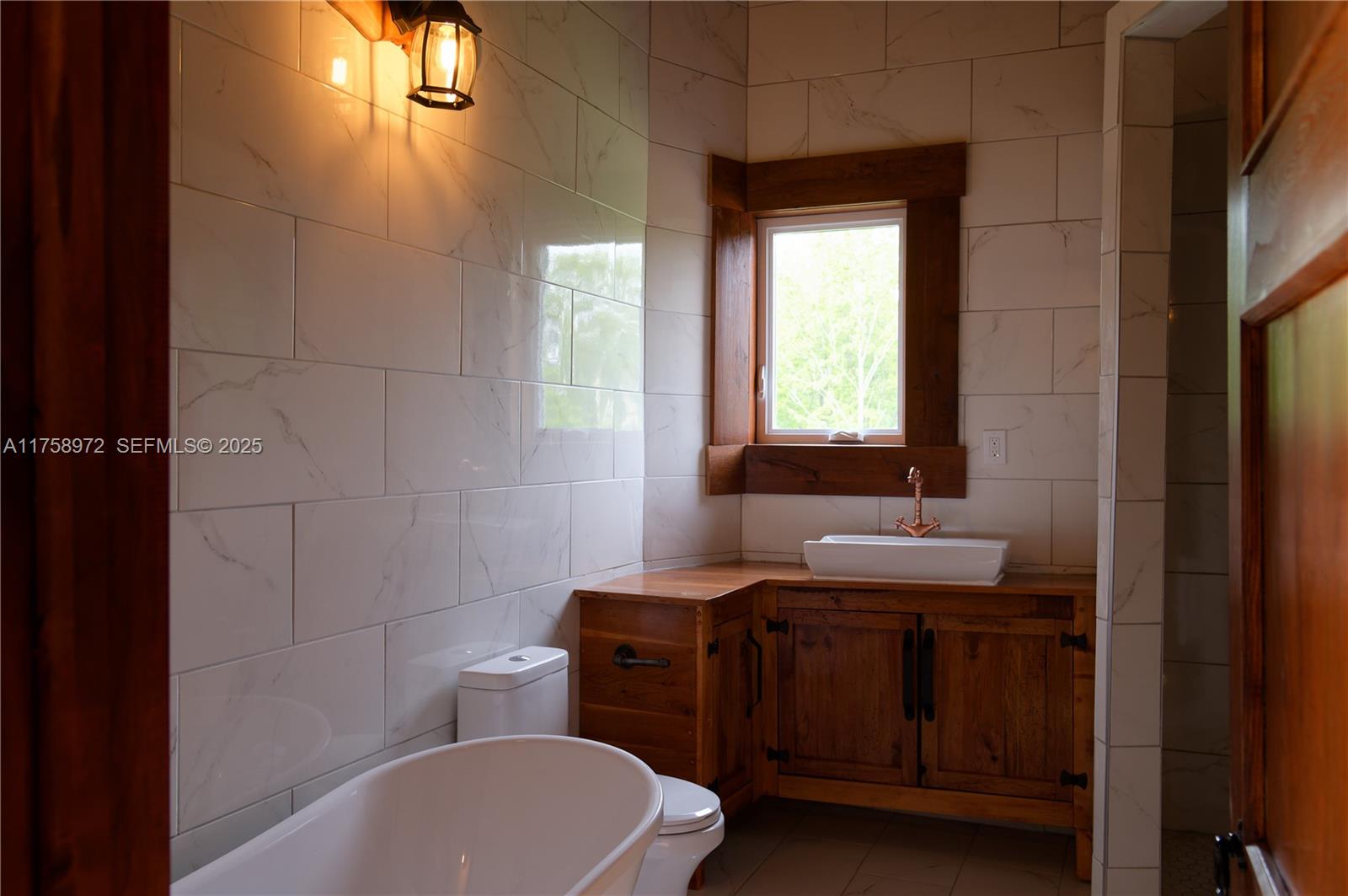1150 10e Rang undefined, QC J0K 1Z0 - Photo 20 of 42 a bathroom with a sink a toilet and tub