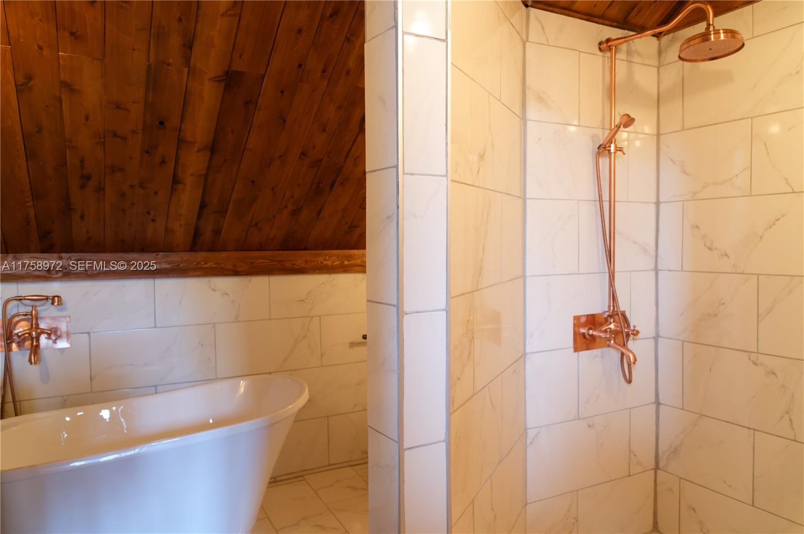 1150 10e Rang undefined, QC J0K 1Z0 - Photo 21 of 42 a bathroom with a bathtub