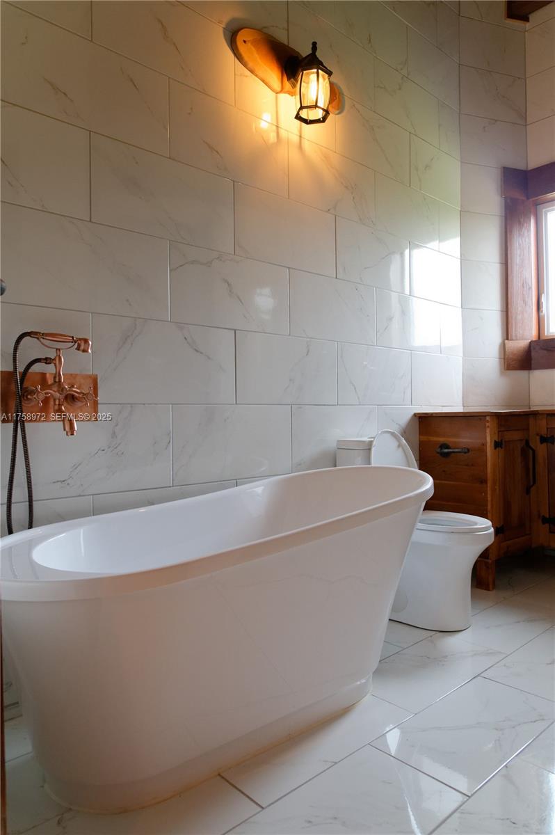 1150 10e Rang undefined, QC J0K 1Z0 - Photo 23 of 42 a bathroom with a bathtub