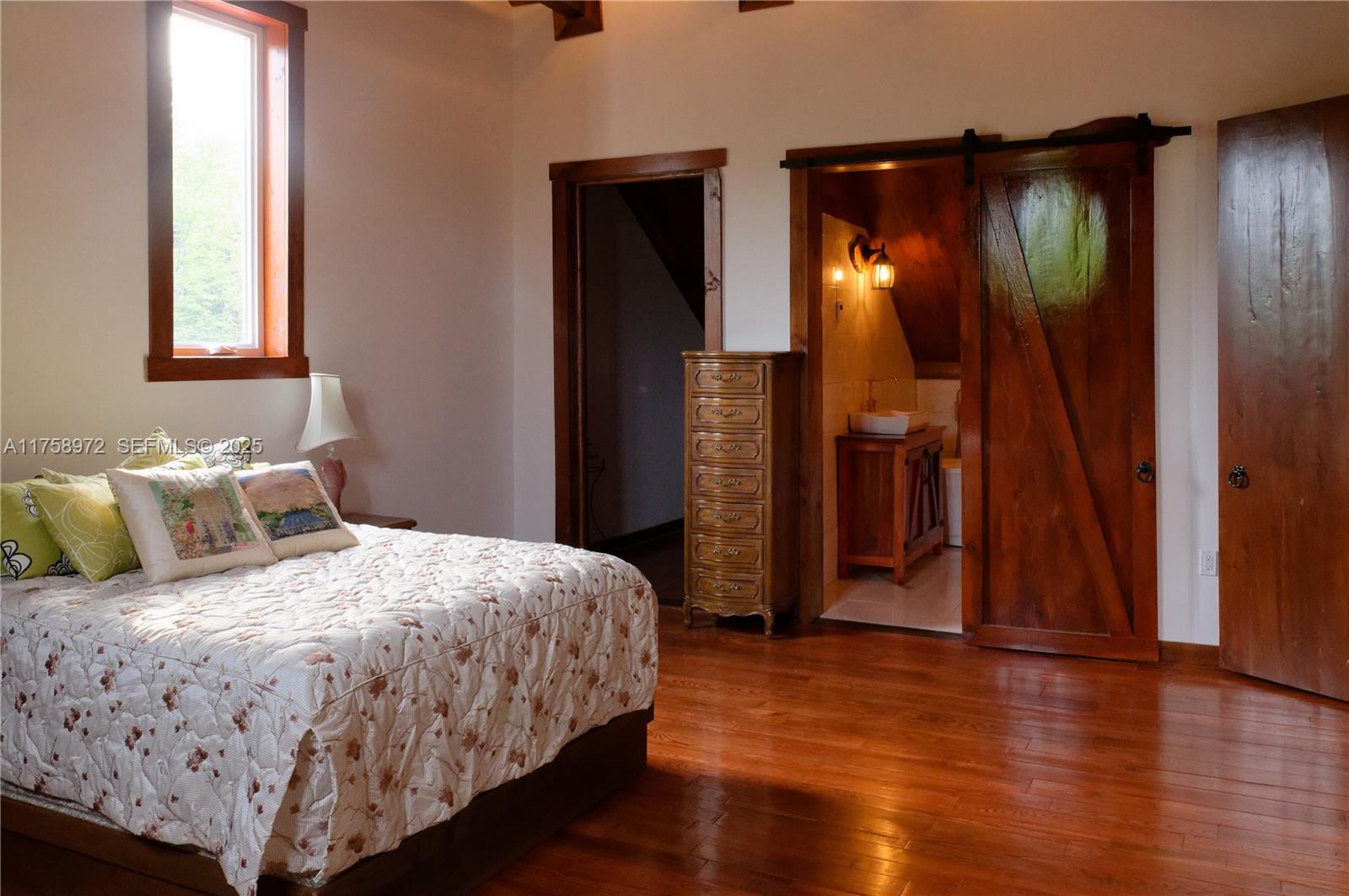 1150 10e Rang undefined, QC J0K 1Z0 - Photo 24 of 42 a bedroom with a bed and a mirror