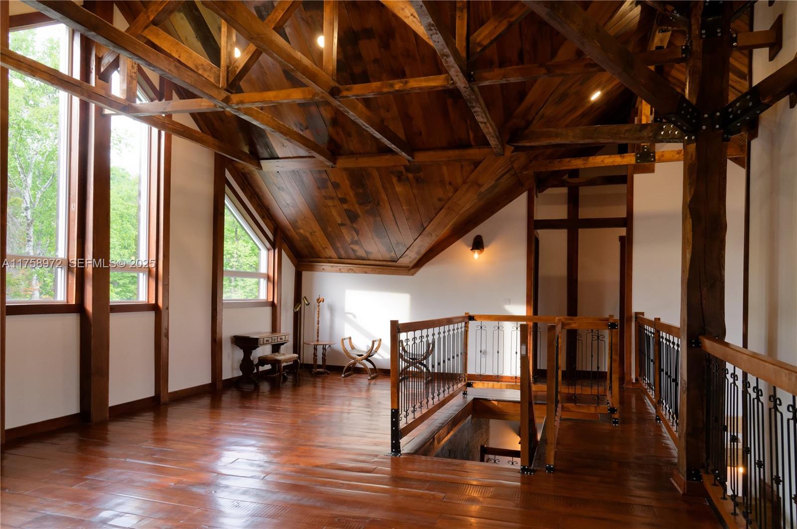 1150 10e Rang undefined, QC J0K 1Z0 - Photo 25 of 42 a view of an empty room with wooden floor and a window