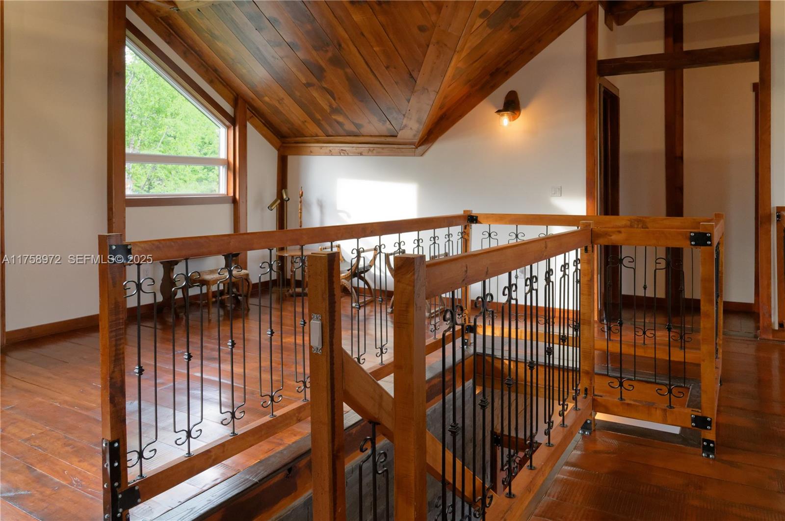 1150 10e Rang undefined, QC J0K 1Z0 - Photo 27 of 42 a view of staircase with railing and a rug