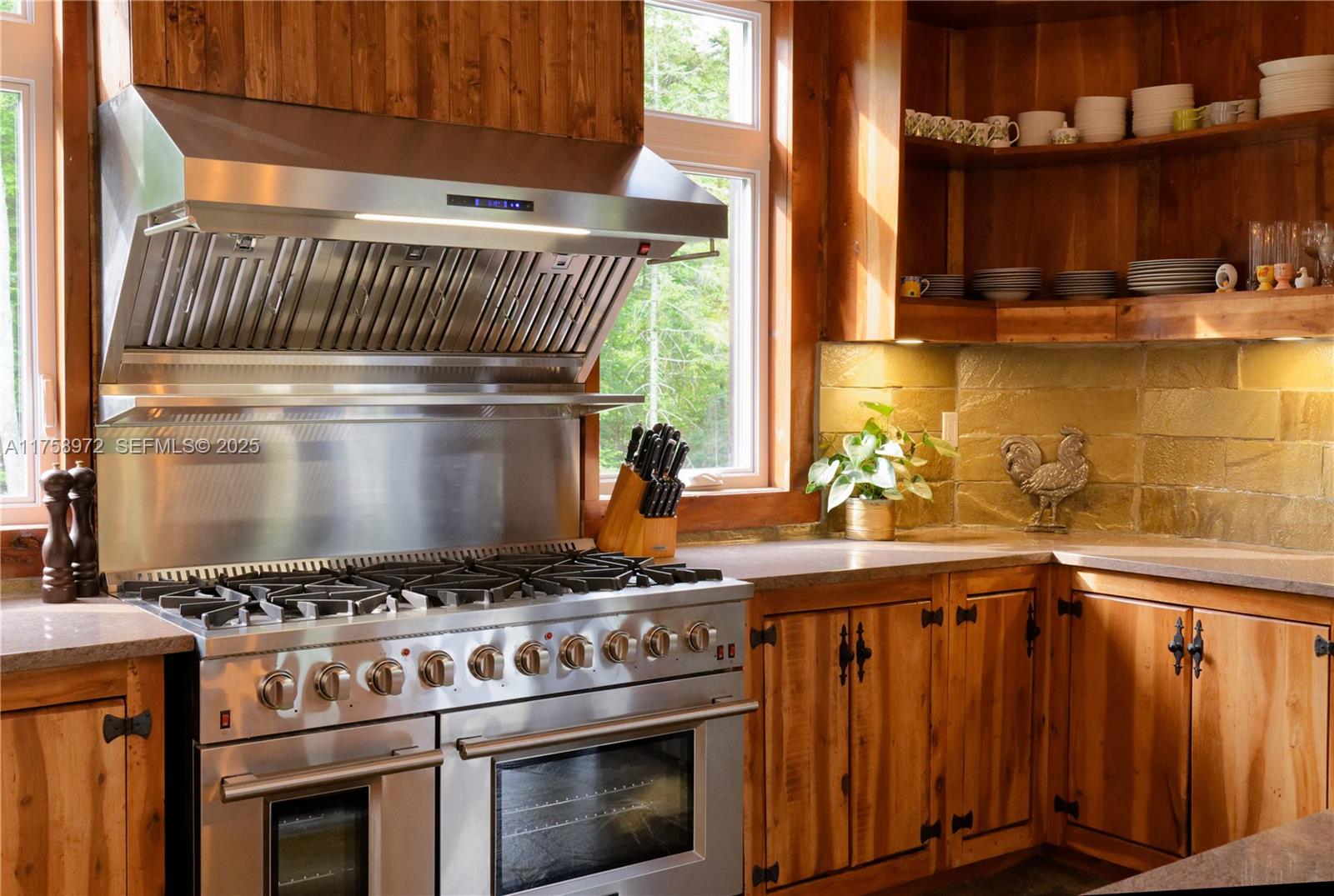 1150 10e Rang undefined, QC J0K 1Z0 - Photo 5 of 42 a kitchen with a stove and a microwave