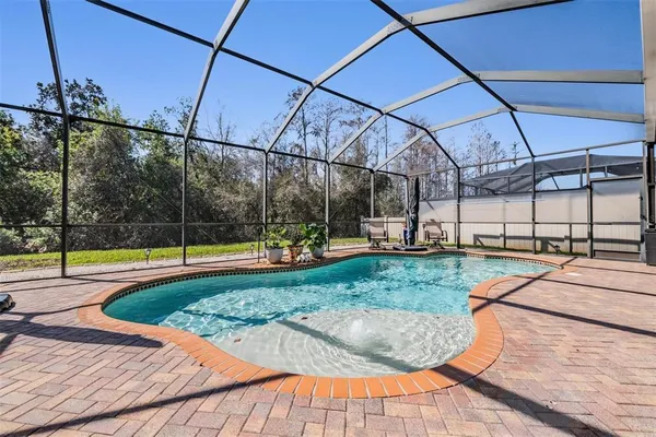 a view of a backyard