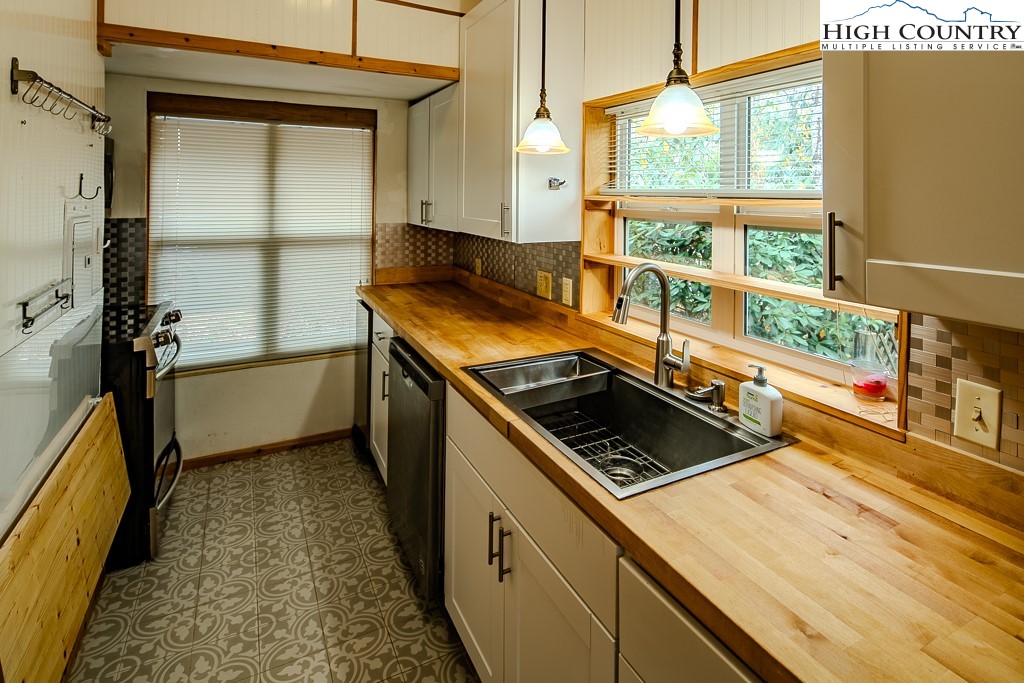 261 Black Pine Road Newland, NC 28657 - Photo 18 of 41