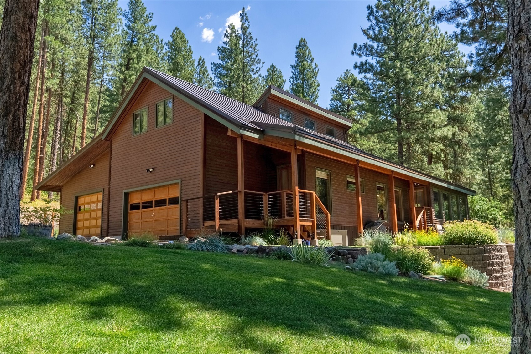 a view of a house with backyard and garden
