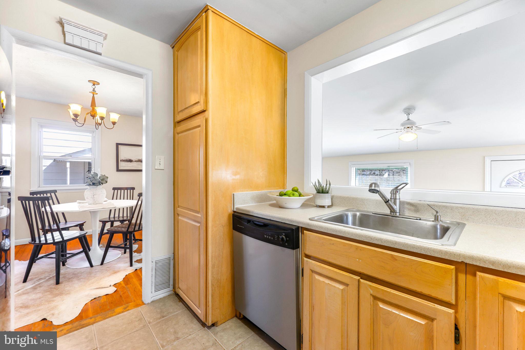 941 Homberg Avenue Baltimore, MD 21221 - Photo 11 of 34 Kitchen