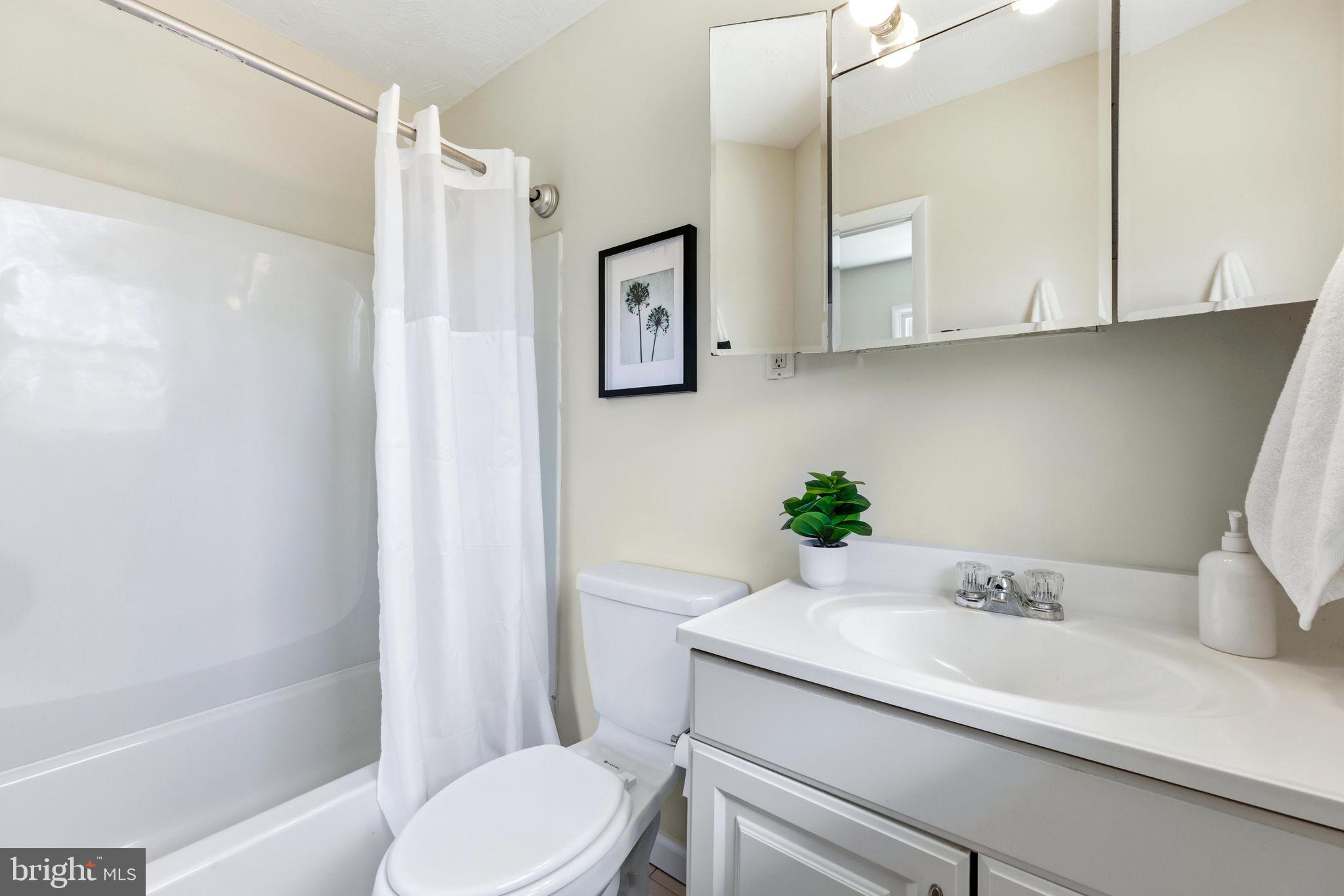 941 Homberg Avenue Baltimore, MD 21221 - Photo 16 of 34 Upstairs full bath