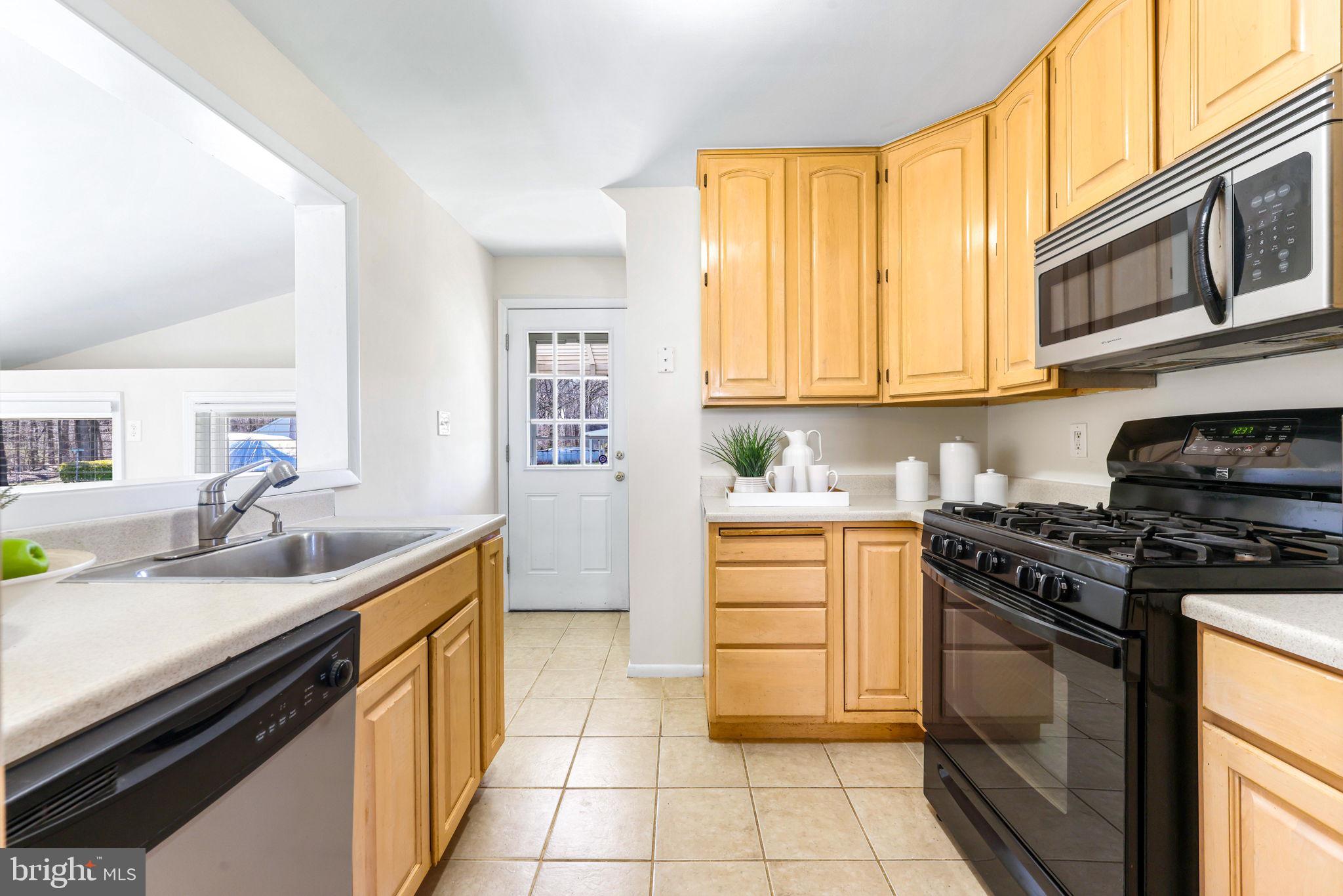 941 Homberg Avenue Baltimore, MD 21221 - Photo 8 of 34 Kitchen