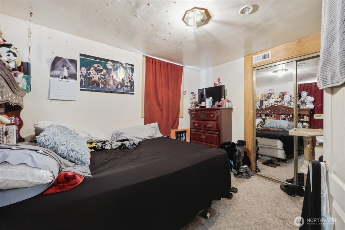 802 South 11th Avenue Pasco, WA 99301 - Photo 17 of 24 a bedroom with a bed and furniture