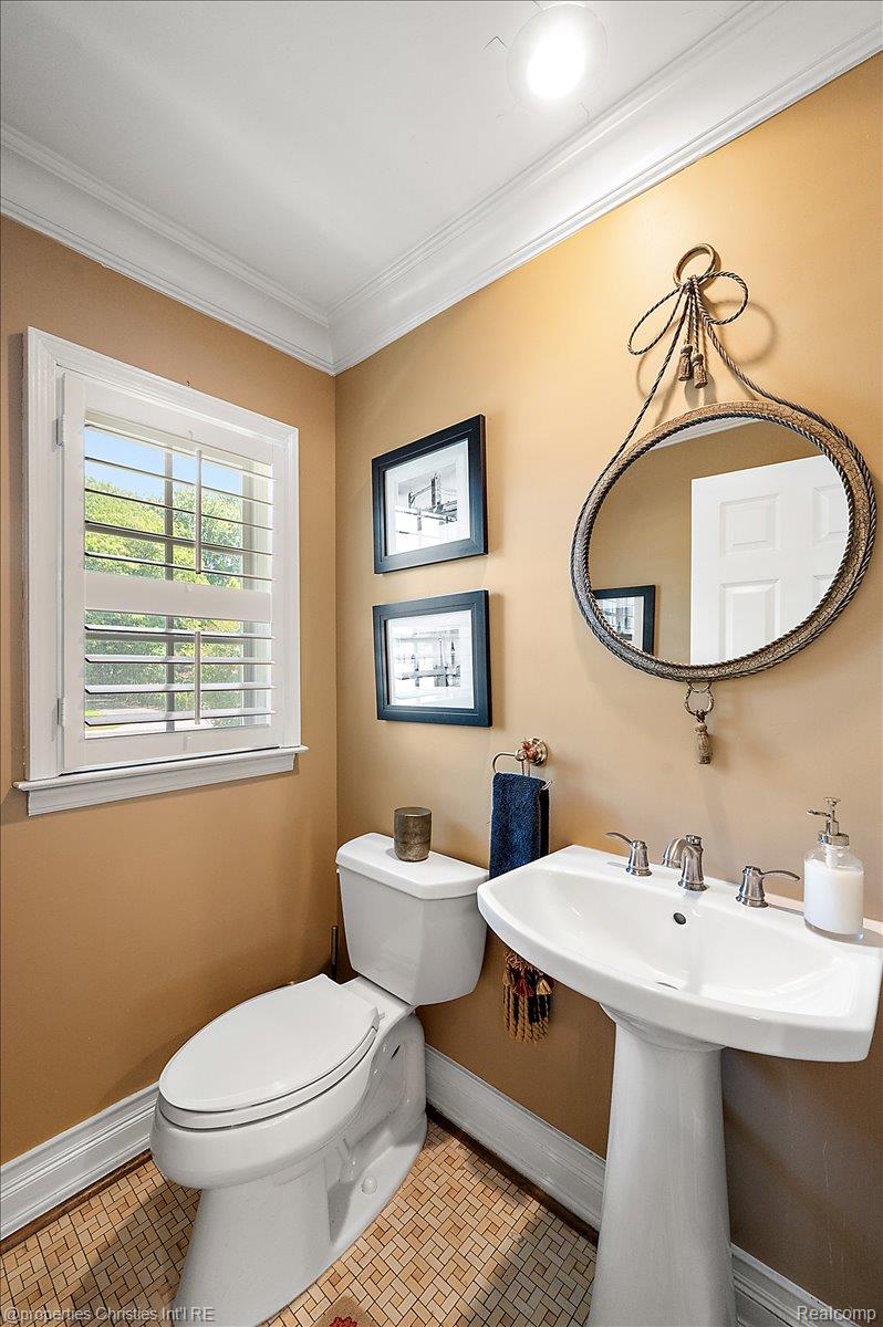 135 Clifton Road Bloomfield Hills, MI 48301 - Photo 5 of 77 Bathroom featuring a pedestal sink, white toilet, and window with plantation shutters