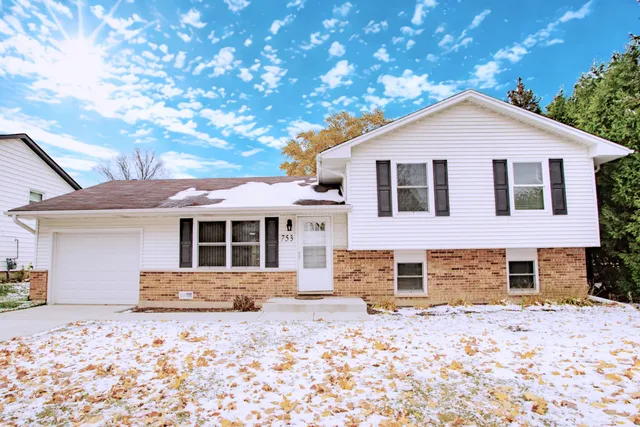 $375,000 | 753 Patton Drive, Buffalo Grove, IL 60089