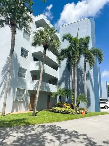 a view of an entryway of the house