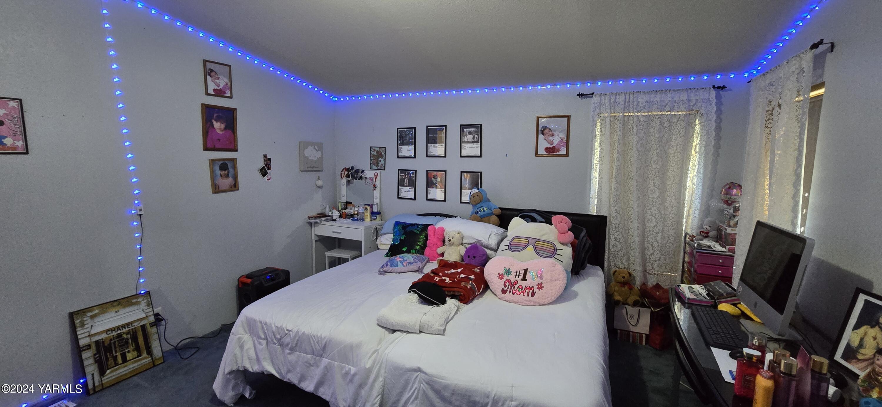2802 Beaudry Road, Unit 44 Yakima, WA 98901 - Photo 5 of 18 a bedroom with a bed and furniture