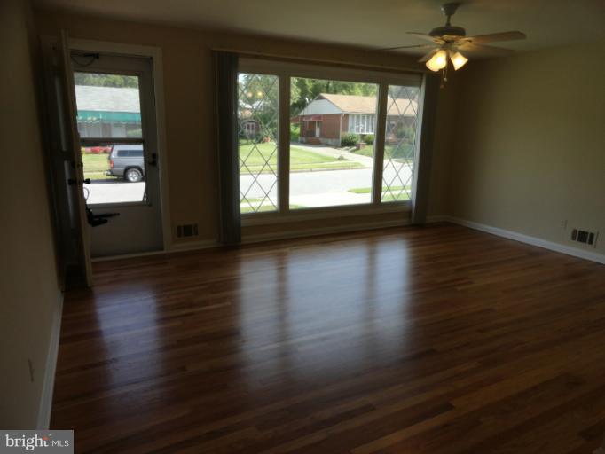 1814 Willann Road Baltimore, MD 21237 - Photo 22 of 27 Living Room
