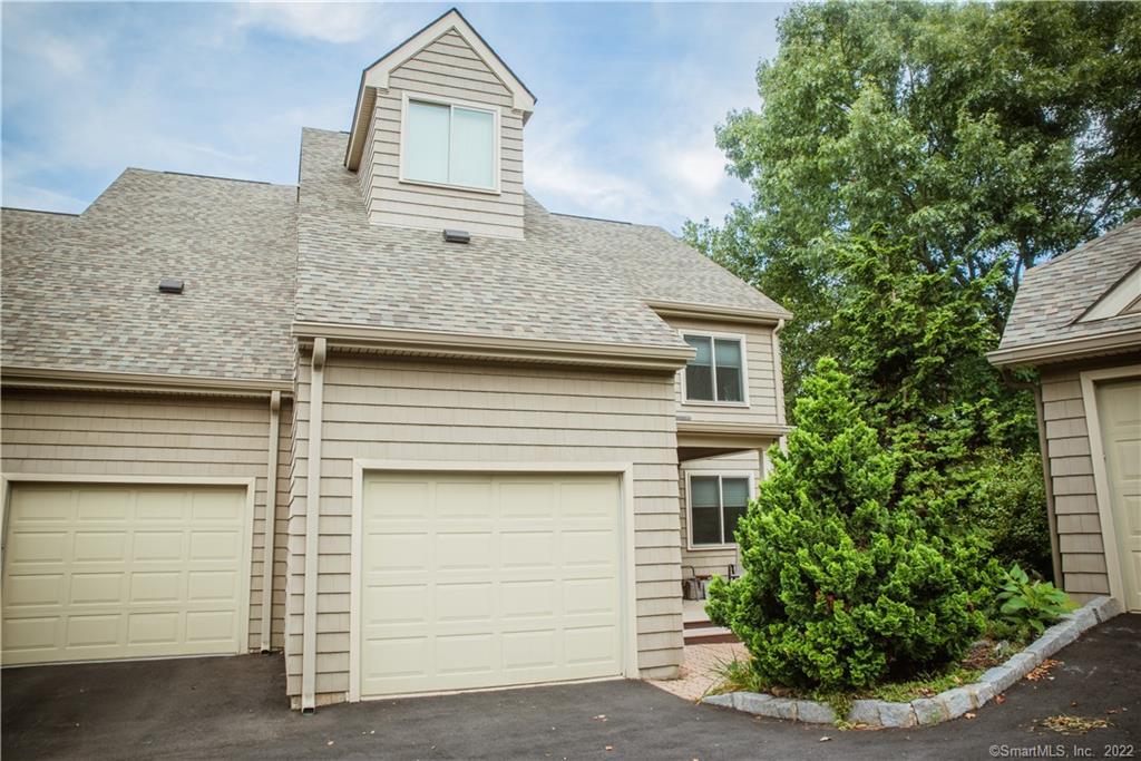 End unit in a private setting at Harborview cluster