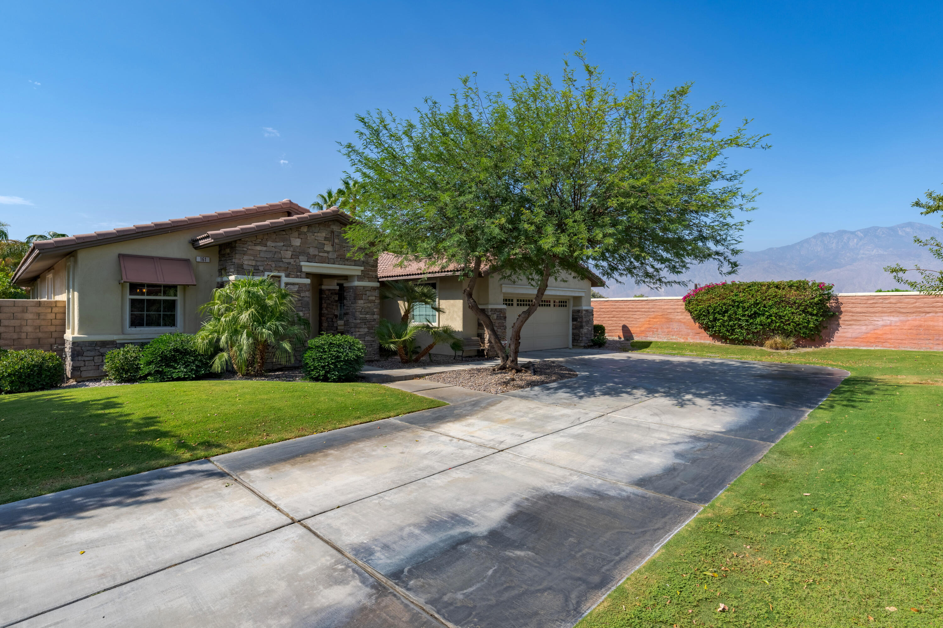 161 Via Siena Rancho Mirage, CA 92270 - Photo 12 of 44 Large Driveway