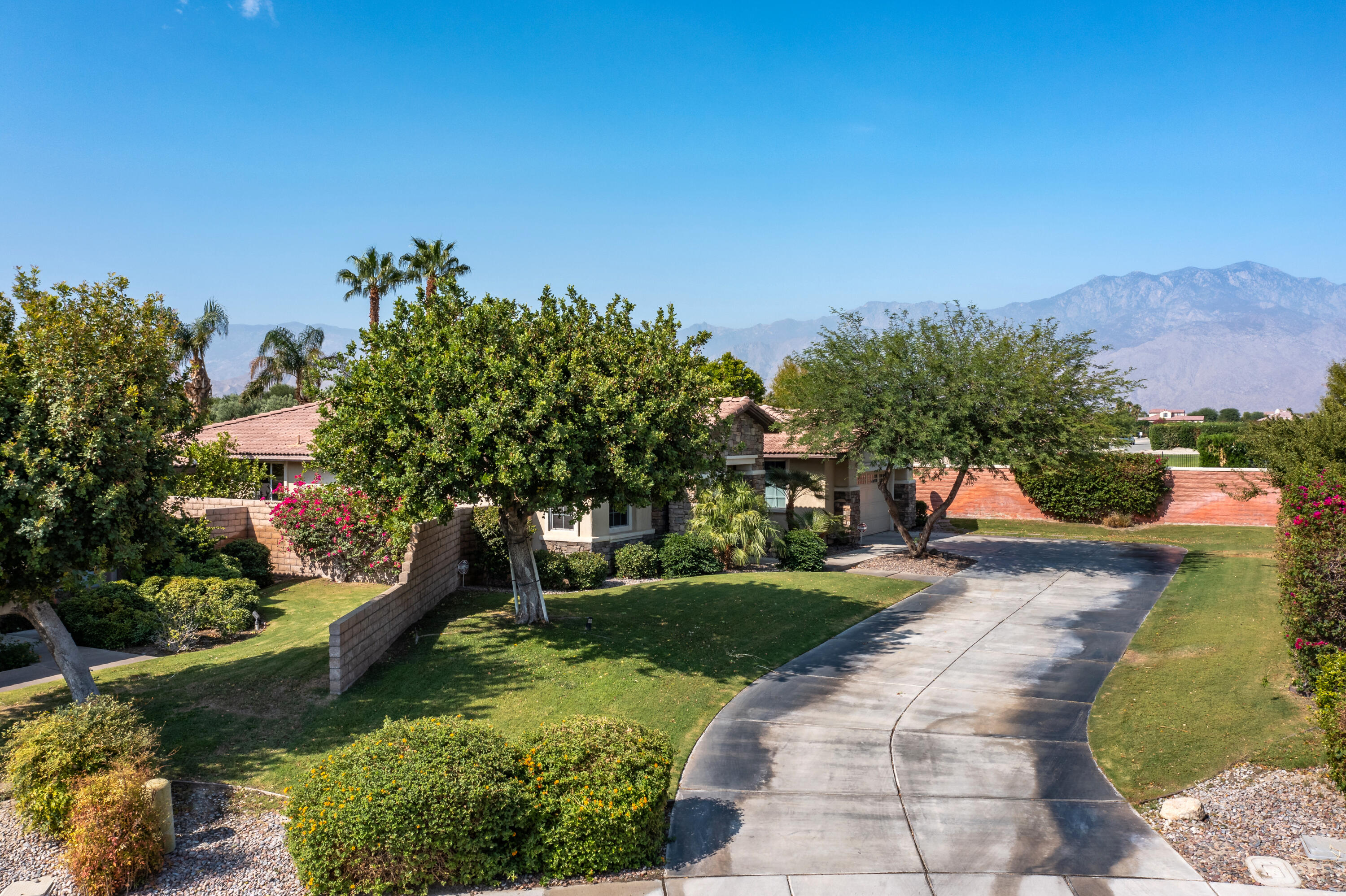 161 Via Siena Rancho Mirage, CA 92270 - Photo 3 of 44 Driveway
