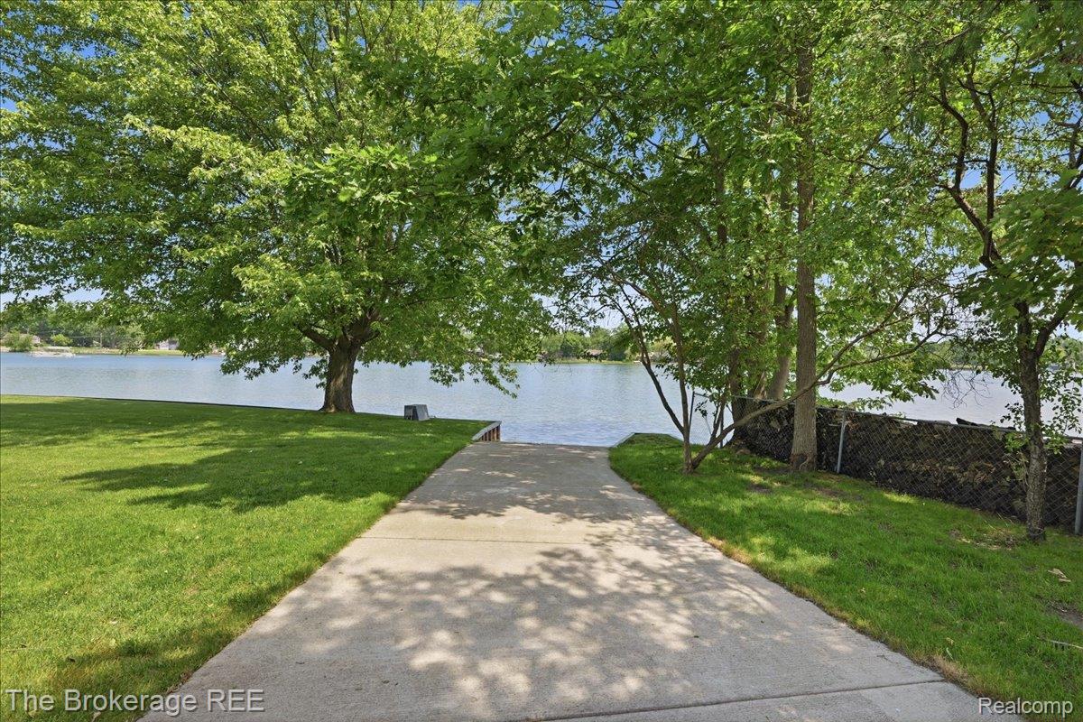 261 Reymont Road Waterford, MI 48327 - Photo 38 of 49 64-P0016773.jpg