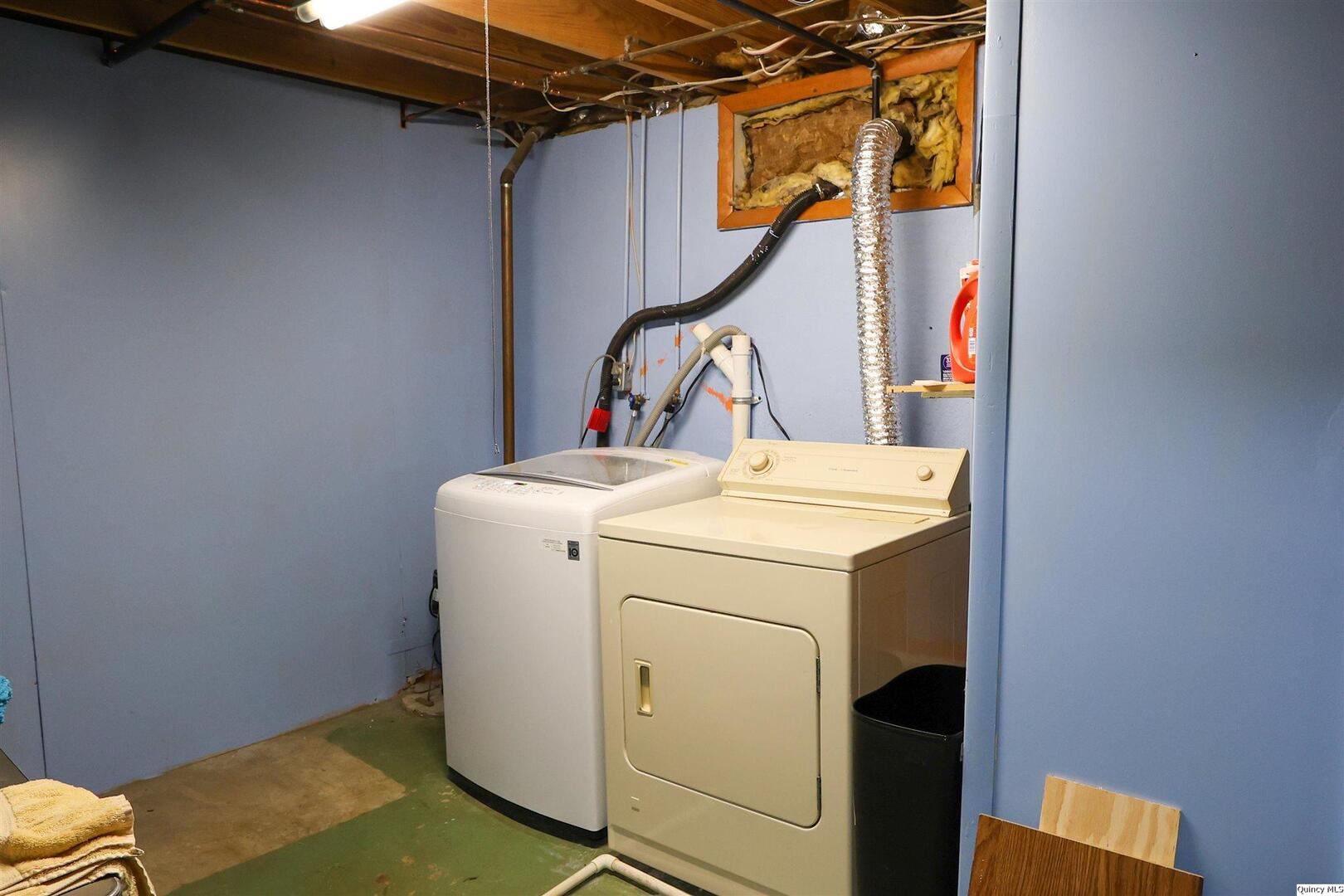1603 Gary Grove Quincy, IL 62305 - Photo 11 of 24 a utility room with dryer and washer