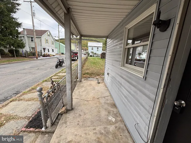 a view of a house with yard