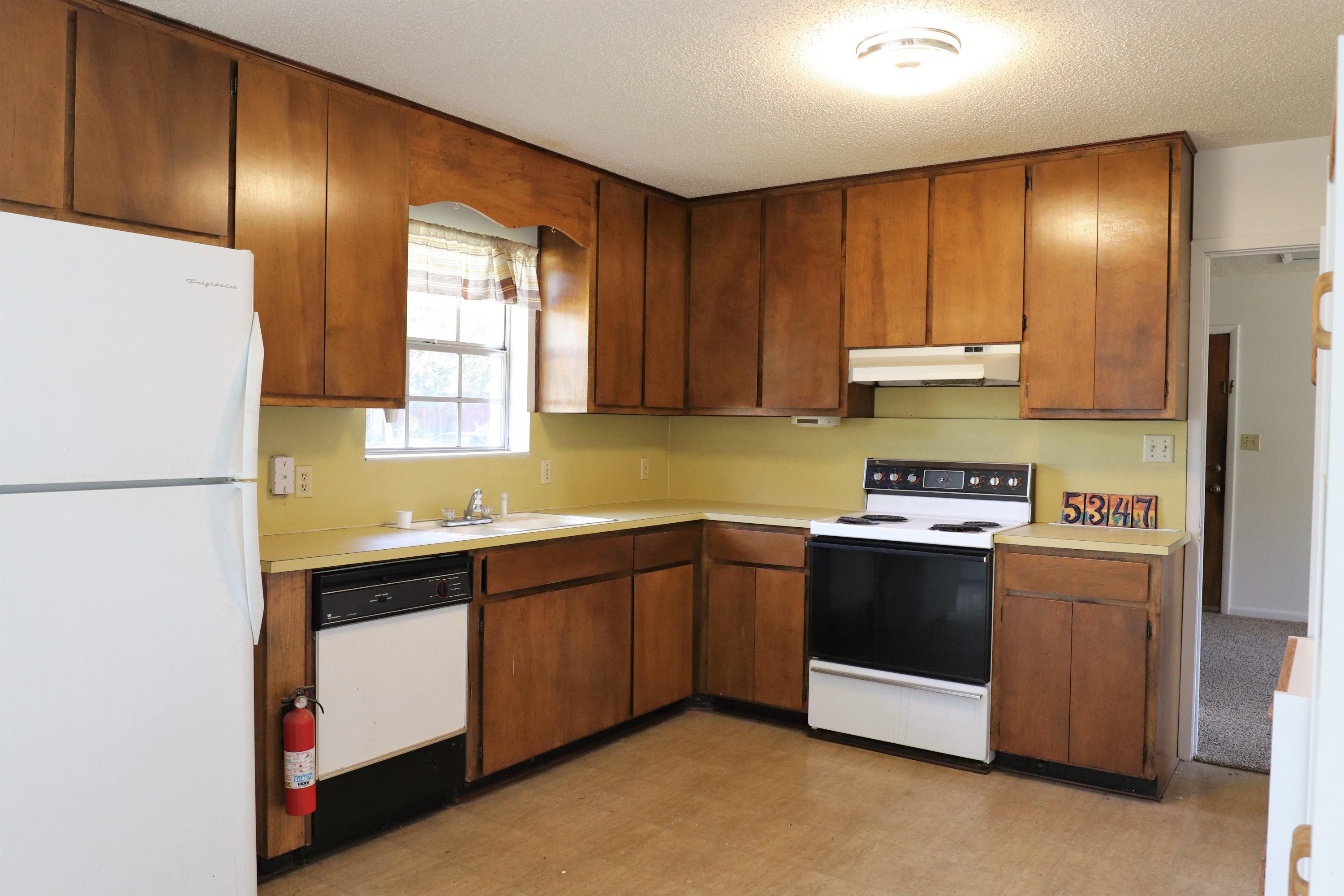 5347 Monterrey Road Crestview, FL 32539 - Photo 10 of 32 Kitchen