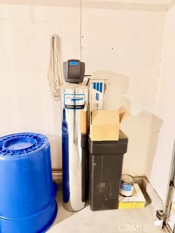 a picture of a wall with white and white walls