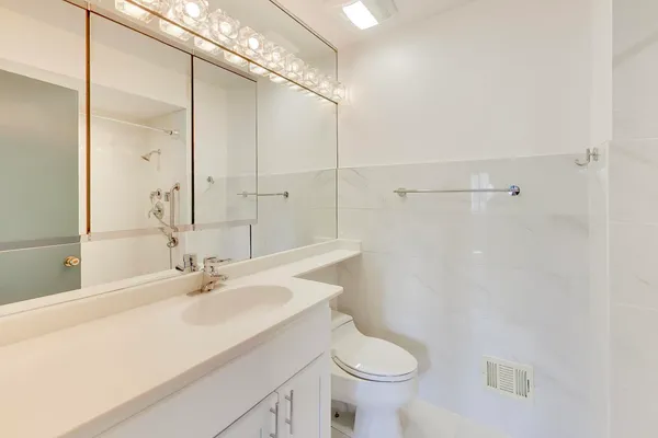 $1,025,000 | 900 Stonegate Drive, Highland Park, IL 60035