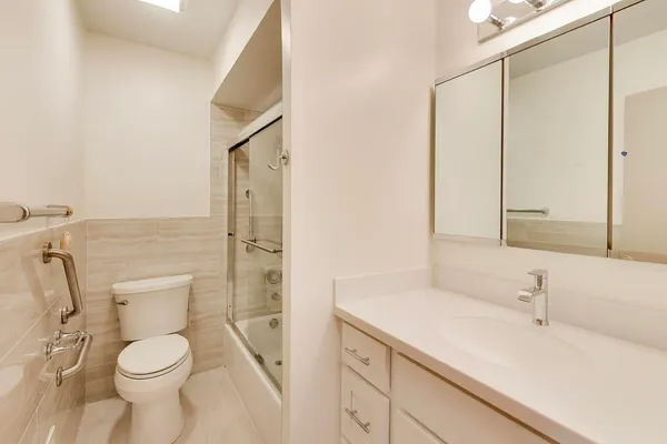$1,025,000 | 900 Stonegate Drive, Highland Park, IL 60035