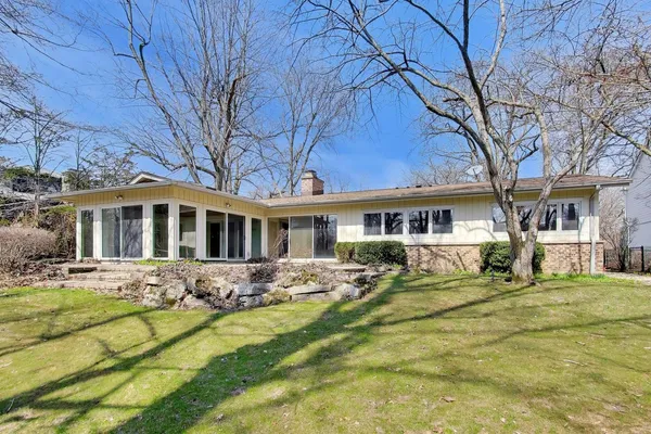 $1,025,000 | 900 Stonegate Drive, Highland Park, IL 60035